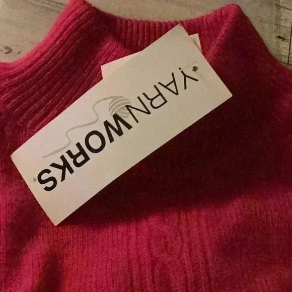 YARNWORKS NWT Women's Pink Sweater Size Medium (Lambswool, Angora) Shoulder Pads - Picture 7 of 7